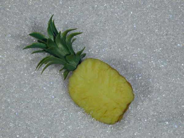 Ananas-Hälfte